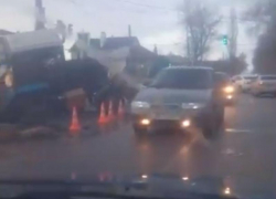 В Воронеже экскаватор эпично провалился под асфальт