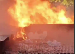Мощный пожар вспыхнул на гаражах в Воронеже