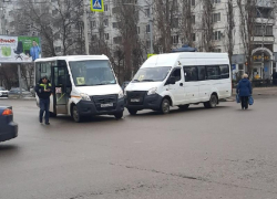 Чем заканчиваются маршруточные гонки, показали на фото в Воронеже