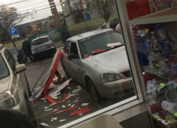 Вывеска от ТЦ "Европа" рухнула на автомобиль в Воронеже