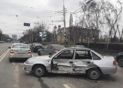 Четыре машины столкнулись у гипермаркета в Воронеже 