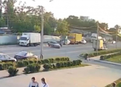 Подросток-мопедист влетел в легковушку и попал на видео в Воронеже