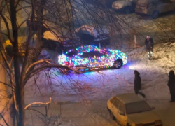 Светящийся «новыйгодмобиль» записали на видео на левом берегу Воронежа