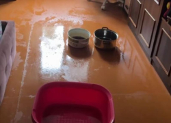 Квартиры залило водой из-за неудачного старта капремонта крыши в воронежской пятиэтажке