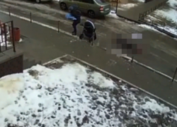 Стали известны подробности падения воронежца на коляску с младенцем 