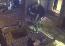 Ловкая кража сумочки из VIP-зоны кальянной попала на видео в Воронеже