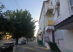 Опасная трехэтажка угрожает жильцам и пешеходам в Воронежской области 