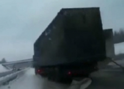 Момент страшного ДТП с фурами на М4 под Воронежем попал на видео