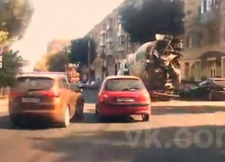 Опасный маневр невнимательного водителя иномарки попал на видео в центре Воронежа