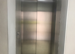 Отвратительный инцидент в лифте воронежской облбольницы попал на видео