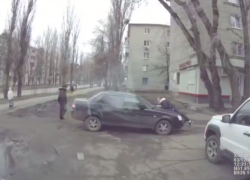 Эпичная перевозка воронежца на капоте попала в кадр