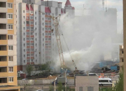 Опубликовано видео пожара переносного дома строителей в Воронеже