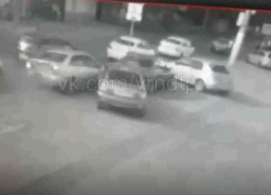 Момент ДТП с пятью машинами сняла камера на парковке в Воронеже