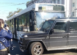 90-й автобус разворотил Gelandewagen в центре Воронежа