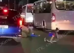 Ребёнок падает под машину: опасный момент на дороге в Воронеже попал на видео