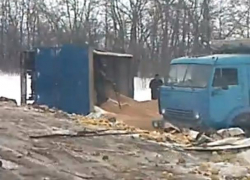 На воронежском участке трассы М-4 "Дон" фуру-перевертыш сняли на видео