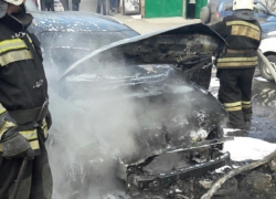 Полыхающая в центре Воронежа «Киа» попала на видео