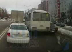 На видео попало, как маршрутчик притер припаркованного таксиста в Воронеже
