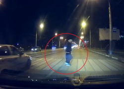 Мужчина с ребенком чудом спаслись от машины в Воронеже