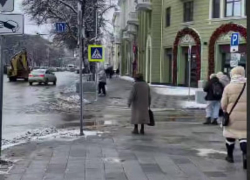 Бабушку-регулировщицу заметили в самом центре Воронежа