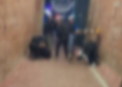 Добивали ногами: жестокое избиение на фейсконтроле попало на видео в Воронеже (18+)