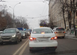 Агрессивный пассажир такси напал на автомобилистку в Воронеже