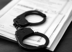  Нужда толкнула воронежца напасть на пенсионерку по пути домой 