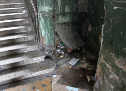 Жителя Воронежа нашли избитым и пьяным в подъезде многоэтажки