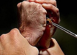 Воронежец забаррикадировался в машине и ранил отверткой полицейского 