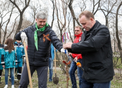 Александр Гусев и Юрий Бавыкин вместе поработали на субботнике 