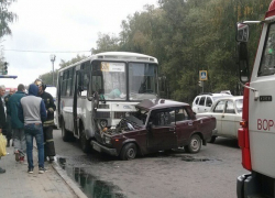 В страшном столкновении ПАЗа с "семеркой" в Воронеже пострадал один человек