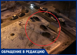 Воронежцы сделали из детской площадки парковку для автомобилей