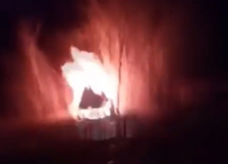 Под Воронежем горящая после опрокидывания иномарка попала на видео