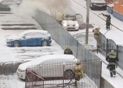 Спасателям пришлось лезть через забор из-за автопожара в Воронеже 