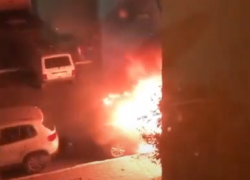 Эпично полыхавший у подъезда Nissan сняли на видео в Воронеже