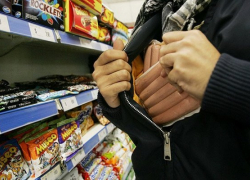 Полицейские не дали вору съесть украденные продукты в Воронеже 