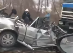 Крышу легковушки под Воронежем срубило грузовиком