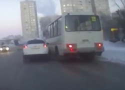 На видео попало, как лихач на Nissan таранит маршрутку в Воронеже