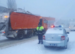 Четыре фуры из Европы застряли на подъеме в Воронежской области 