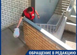 Грязный поступок сотрудника «Красное и белое» сняла камера в Воронеже