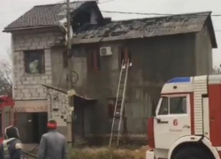 Последствия серьезного пожара в двухэтажном доме в Воронеже попали на видео