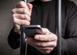 Профессиональный мошенник обманывал воронежцев, сидя в колонии