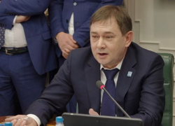 Сенатор Нетёсов ворвался на федеральный уровень с елочными подарками и виртуальными путешествиями 