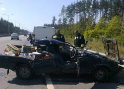 «Иж» попал под фуру на трассе в Воронеже: пострадал водитель 