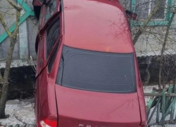 Priora встала на дыбы после столкновения с домом в Воронежской области 