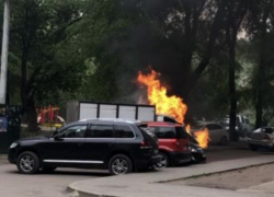 Опубликовано видео с горящей «Газелью» под окнами дома в Воронеже