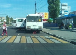 Маршрутки устроили гонки по Северному мосту Воронежа и столкнулись на остановке