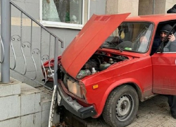 "Семерка" сбила пешехода и влетела в свадебный салон в Воронеже 