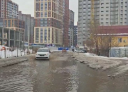 Красивое «буль-буль» по вечной луже показал на видео воронежец