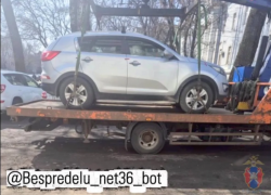 5 машин эвакуировали за парковку на газоне после жалоб воронежцев